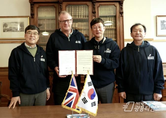 이민근 안산시장(오른쪽 두번째)과 김태훈 안산문화재단 대표이사(왼쪽 첫번째)가 토니 랜케스터 프린지 협회장(왼쪽 두번째)에게 교류의향서를 전달하고 있다.