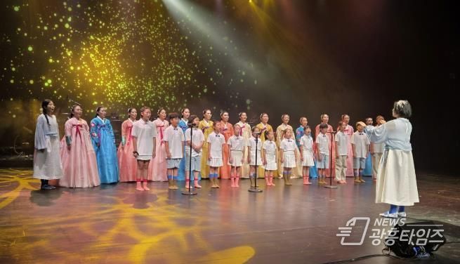 안산경기민요단이 안산문화예술의전당 달맞이극장에서 정기공연을 펼치고 있다.