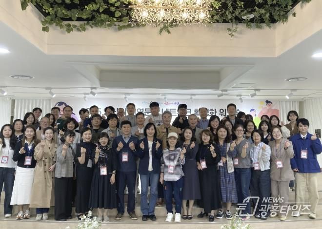 이선희 문화체육관광국장(맨 앞줄 왼쪽 여덟번째)이 안산시 지역문화 네트워크 활성화 워크숍 참석자들과 함께 기념촬영을 하고 있다.