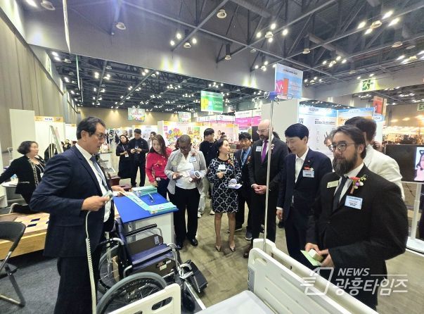 경상원 김민철 원장이 미국 조지아 경제사절단 등과 함께 '소공인 박람회' 참가사의 제품 설명을 듣고 있다.