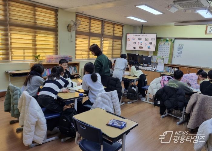 지역 시민이 직접 디지털 윤리 강사로 참여하는 '디지털 윤리 교실'이 진행되고 있다.