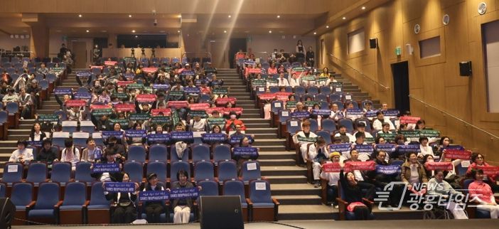 지난 7일 광명평생학습원과 광명극장 일대에서 열린 ‘2025년 광명시 장애인 평생학습 성과공유회’ 참석자들이 기념사진을 촬영하고 있다.