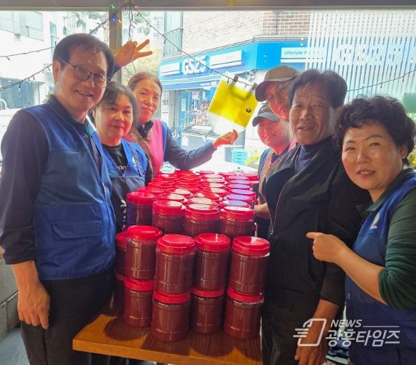 광명시 소하1동 바르게살기위원회는 지난 8일 소하1동 행정복지센터에서 ‘사랑의 고추장 나눔 행사’를 실시했다.