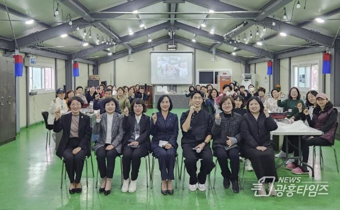 이선희 문화체육관광국장(맨 앞줄 가운데)이 지난 11일 상록수 된장마을 교육실에서 열린 ‘2025년 하반기 건강 저염장 아카데미’ 수료식에서 수료자들과 함께 기념촬영을 하고 있다.