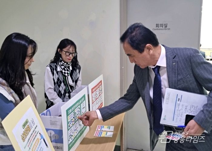 HU공사 한병홍 사장이 ‘상호 존중 에티켓 자가 진단’ 행사에 참여중이다.