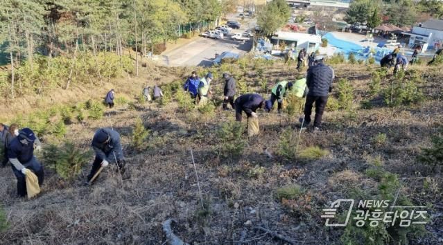 18일 안산시 백운공원에서 열린 비료시비 행사에서 참여자들이 고형복합비료 시비 활동을 진행하고 있다.