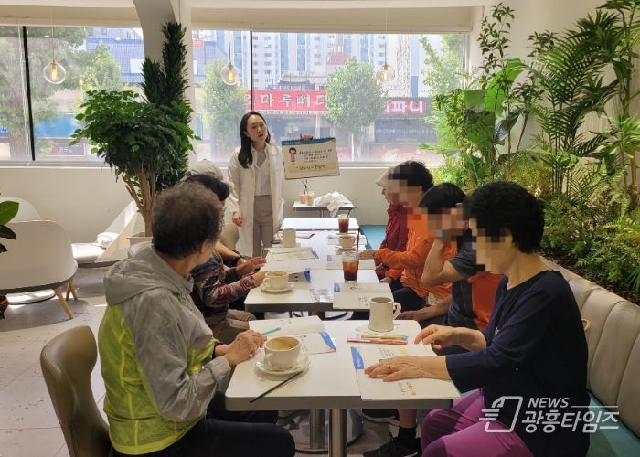 지난 9월 26일 정도너츠 광명점에서 왕내과 당뇨병 교육이 진행되고 있다.