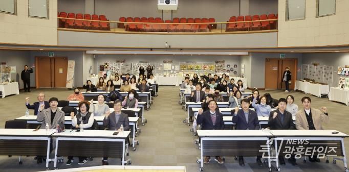 장애인 학습자들이 18일 안산문화예술의전당 국제회의장에서 ‘안산시 장애인 평생학습 성과공유회’를 진행하고 있다.