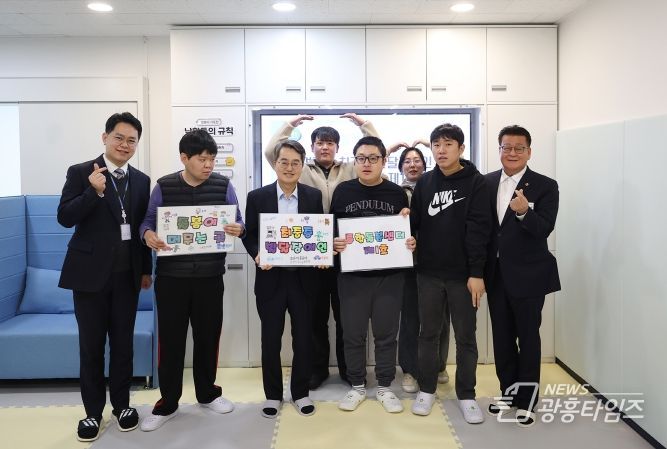 20일 오전 김동연 경기도지사가 파주 최중증 발달장애인통합돌봄센터 1호점을 방문해 최중증 발달장애인 낮 활동 참여 및 소통을 마치고 기념촬영을 하고있다.