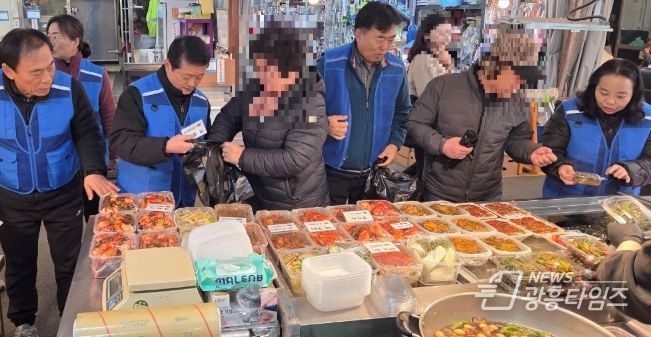 광명시 광명5동 지역사회보장협의체는 지난 20일 위원들과 1:1로 매칭된 독거어르신들이 새마을시장 내 반찬가게에서 반찬쿠폰으로 반찬을 구입하며 외출과 교류의 시간을 갖는 ‘CMS 반찬사업’을 진행했다.