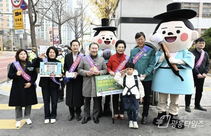 이민근 안산시장(오른쪽 세번째)이 26일 관산초등학교에서 스쿨존 교통사고 예방과 안전한 등굣길 조성을 위한 캠페인을 진행하고 있다.