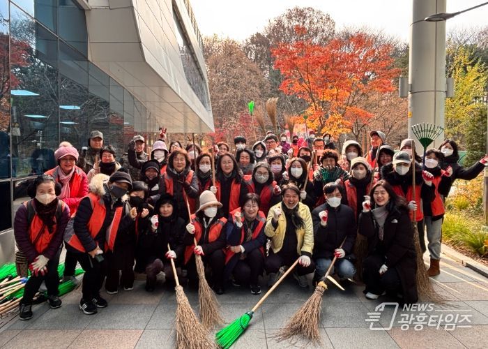 광명시 철산3동 행정복지센터는 지난 3일 동절기에 대비해 ‘2차 낙엽 대청소’를 실시했다.