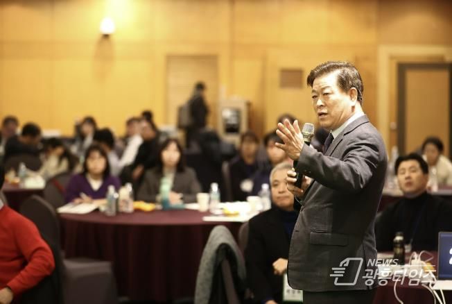 박승원 광명시장이 4일 오후 제주도 켄싱턴 리조트에서 열린 ‘2025 대한민국 ESG정원정책포럼-공무원 혁신 리더십 과정’에 참석해 ‘탄소중립으로 지속가능한 도시전환’을 주제로 한 특별강연을 하고 있다.