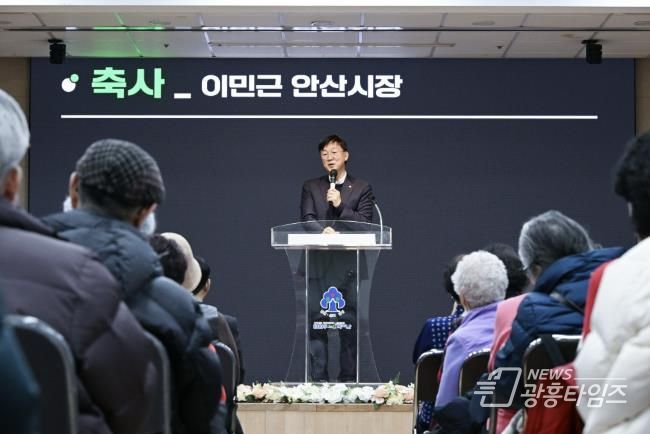 이민근 안산시장이 10일 단원구 노인복지관 대강당 한울채에서 열린 개관 20주년 기념 ‘청춘제’ 행사에서 인사 발언을 하고 있다.