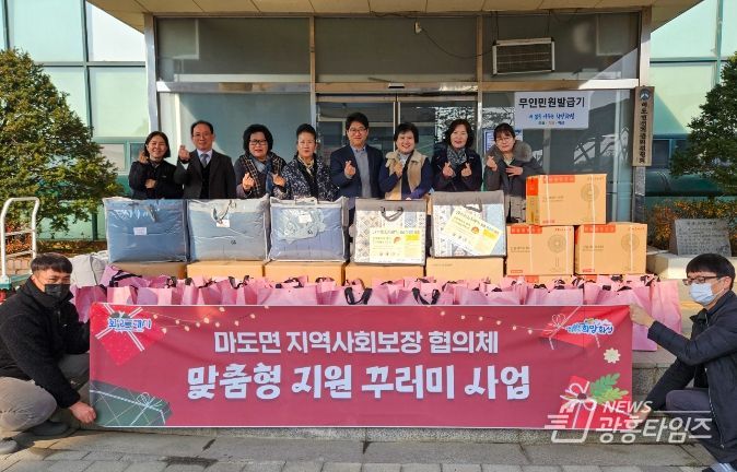 마도면 지역사회보장협의체가 17일 관내 취약계층 및 어린이가정을 대상으로 맞춤형 지원꾸러미 전달에 앞서 기념촬영하고 있다