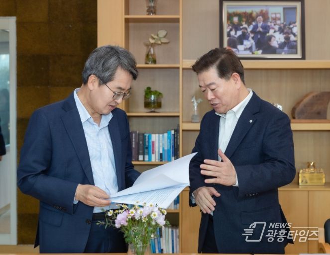 박승원 광명시장(사진 오른쪽)이 13일 오후 광명시청 시장실에서 ‘경기 민생경제 현장투어(달달버스)’ 일정으로 광명시를 방문한 김동연 경기도지사(사진 왼쪽)에게 광명시 주요 현안에 대해 설명하며 경기도의 지원을 요청하고 있다.
