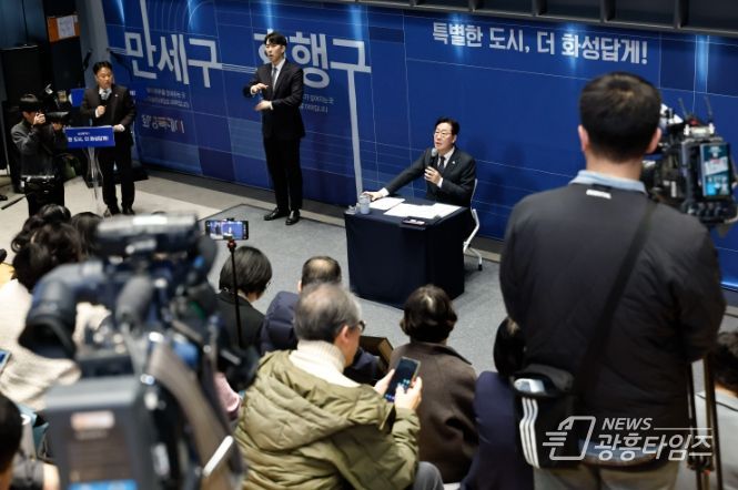 정명근 화성특례시장이 27일 열린 2026년 신년 기자회견에서 언론인과 질의응답을 하고 있다.