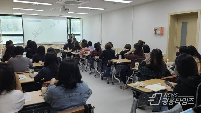 안산시에서 시민을 대상으로 폭력 예방 교육을 진행하고 있다.