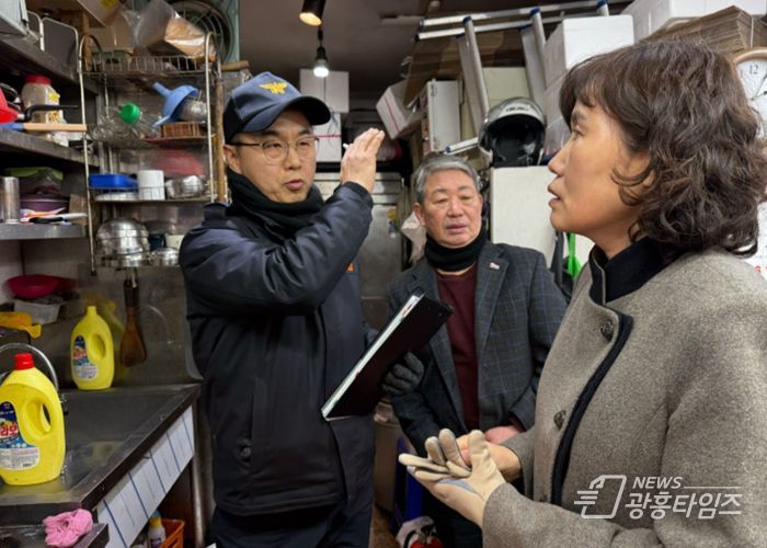 최혜민 광명시 부시장(사진 오른쪽)이 2일 광명전통시장 유관기관 합동 안전점검에 나서 안전 점검을 하고 있다.