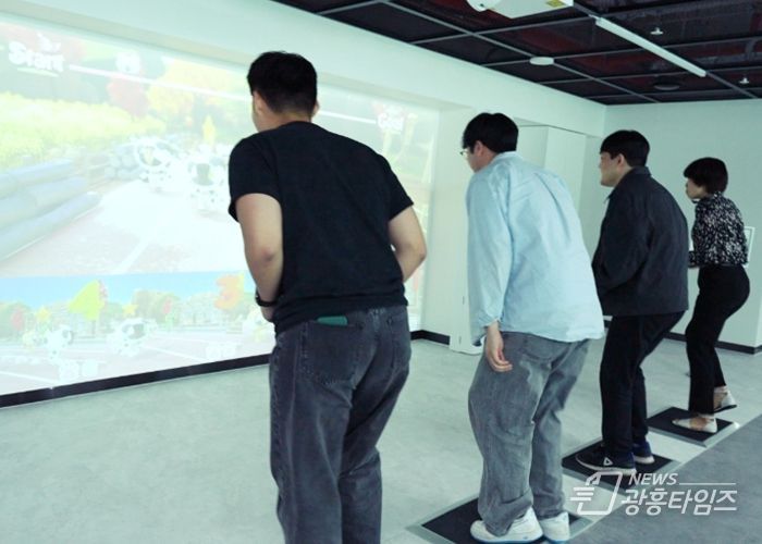 디지털혁신교육센터에서 '디지털그라운드' 체험을 진행하고 있다.