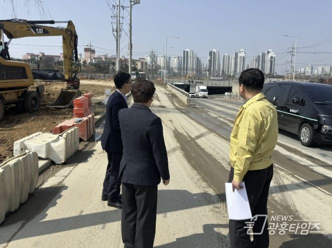 25일 박승삼 시흥시 부시장이 자연재난에 선제적으로 대응하기 위해 정왕지하차도를 점검하고 있다