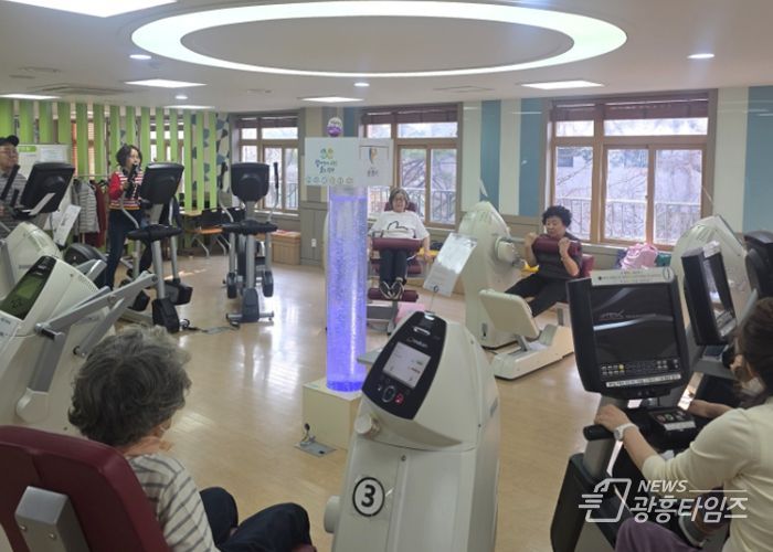 노인건강증진센터에서 '노인건강증진센터 제1기 프로그램'이 진행되고 있다.