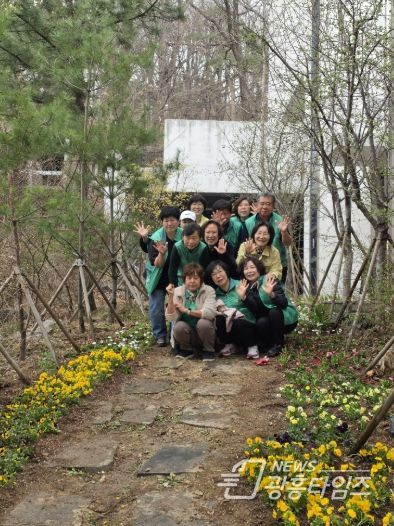 광명시 광명5동 새마을지도자협의회와 부녀회는 30일 봄맞이와 식목일을 기념해 비올라와 팬지 등 봄꽃 600그루를 심었다.