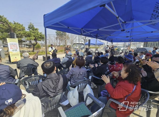 시흥시 신현동, 봄 여는 따뜻한 선율…‘봄 마중 버스킹 공연’마쳐