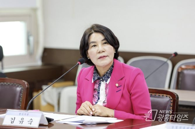 안산시의회 김유숙 의원이 지난 24일 제2상임위원실에서 열린 제302회 임시회 기획행정위원회에서 자신이 대표 발의한 ‘안산시 농어업작업안전재해 예방 및 지원에 관한 조례안’에 대해 설명하고 있다.