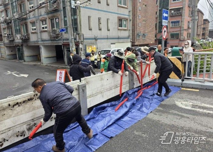 10일 집중호우에 앞서 목감천 개명교 일원에서 목감천 범람에 대비한 차수판 설치 훈련을 하고 있다.