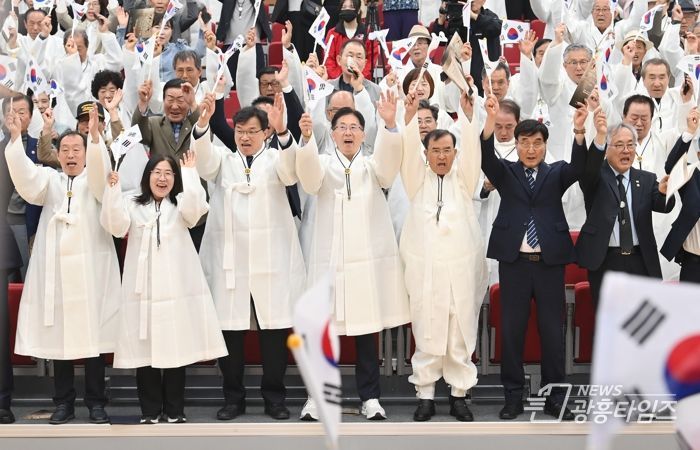 ‘오직, 한없이 아름다운 나라’를 향한 염원 되새기며