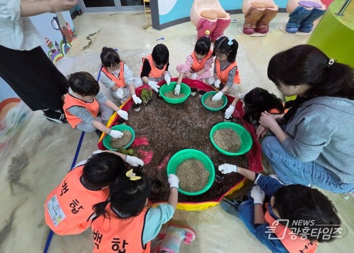 상추화분을 만들고 있는 중동백합어린이집 어린이들